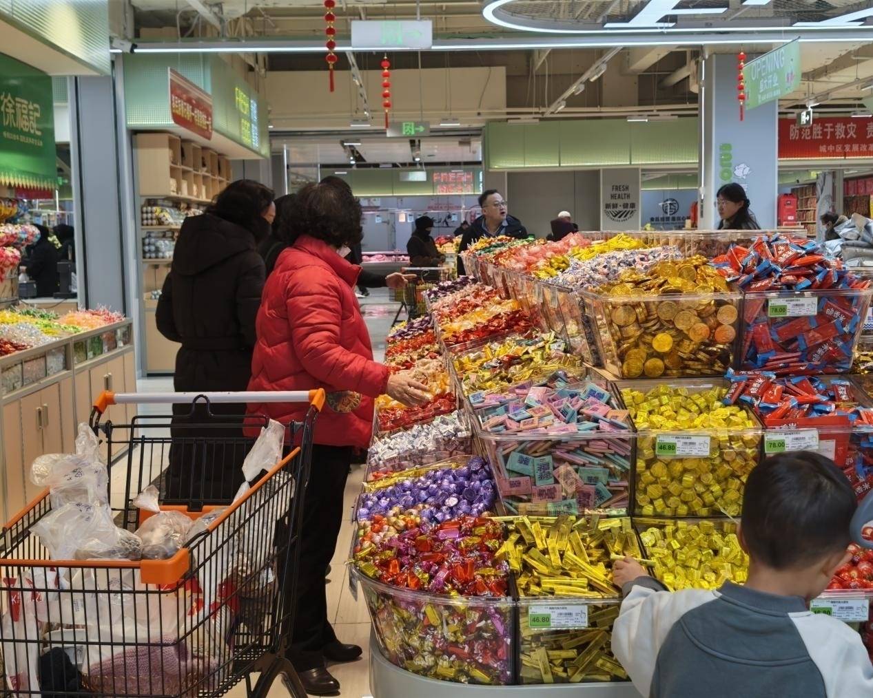 曲：鲜花、推车与吆喝声里的美好生活瓦利棋牌新春走基层｜高原年味三部(图2)